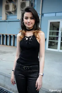 FOTO: Kimberly Ryder Belajar di Sekolah Mantan Pemeran James Bond