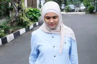 FOTO: Kini Cantik Berhijab, Nycta Gina Bikin Rizky Kinos Bangga