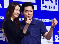 Foto Kocak Yoona SNSD dan Jo Jung Suk di Preskon Film 'EXIT'