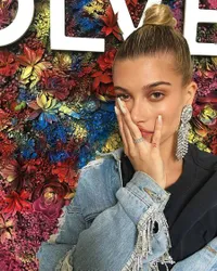 FOTO: Koleksi Tato Hailey Baldwin, Serba Mungil & Cute Minimalis!