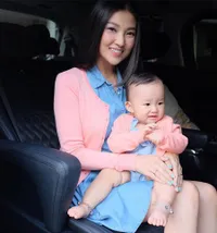 FOTO: Kompak & Cantik! Sarwendah & Anak Saat Pakai Outfit Kembar