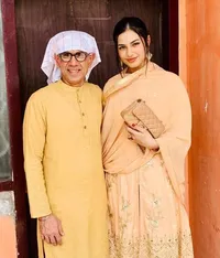 Foto Kompak Kareena Kaur Anak Sukhdev Singh Bersama Ayah, Bunga Zainal Sang Ibu Sambung, dan Dua Adik Cowoknya