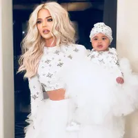FOTO: Kompak, Khloe Kardashian & Baby True Tampil Serba Putih