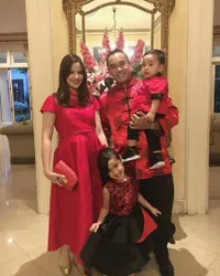 FOTO: Kompaknya Keluarga Nia Ramadhani Saat Kembaran Outfit