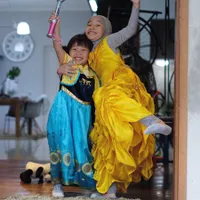 FOTO: Kompaknya Sybil dan Kala Saat Pakai Kostum Princess Disney