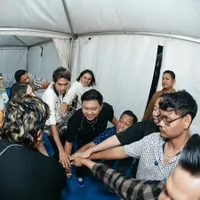 FOTO: Konser di Surabaya, Denny Caknan Kehilangan Gelang - Masih Berharap Bisa Kembali 