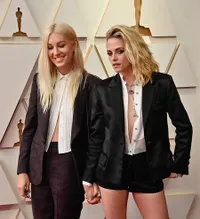 Foto Kristen Stewart dan Tunangannya Dylan Meyer di Red Carpet Oscar 2022, Ciuman Dulu Sebelum Pisah Tempat