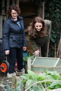 FOTO: Kunjungi Islington, Kate Middleton Bikin Pizza & Berkebun