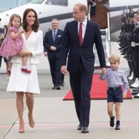 FOTO: Kunjungi Polandia, Kate Middleton & William Bawa 2 Anaknya