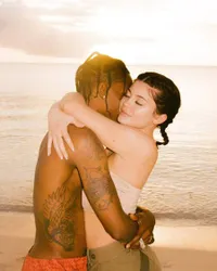 FOTO: Kylie Jenner & Travis Scott Ajak Stormi Liburan di Yacht