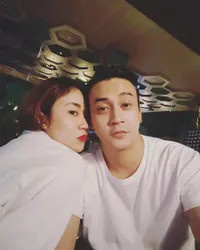 FOTO: Lama 'Hilang', Dimas Andrean Hidup Bahagia Bersama Istri