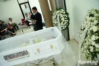 FOTO: Lama Pisah, Kedua Orangtua Yana Zein Bertemu di Rumah Duka