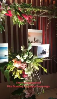 FOTO Lamaran Sederhana Denny Sumargo - Dita Soedarjo, Beri iMac