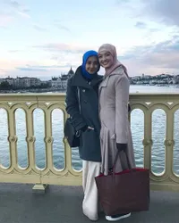 FOTO: Laudya Bella dan Raline Shah Berpose Akrab di Hungaria