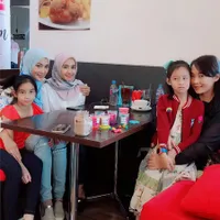 FOTO Laudya Cynthia Bella Rayakan Ultah Mantan Istri Emran, Manis