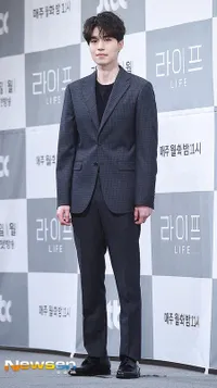 FOTO: Lee Dong Wook Berjas Rapi & Serius di Prescon Drama 'LIFE'