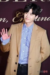 Foto Lee Jong Suk dengan Berbagai Warna dan Model Rambut, Blonde Sampai Gondrong yang Memikat