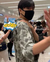 Foto Lee Min Ho di Bandara Pakai Kamera HP, Sapa Anak Kecil Cute