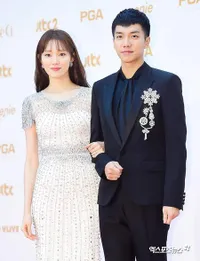 FOTO: Lee Seung Gi - Lee Sung Kyung Bak Pengantin di Red Carpet