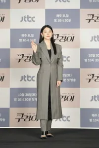 Foto Lee Young Ae di Preskon 'INSPECTOR KOO', Usia 50 Masih Glowing Banget dan Gagal Jelek di Drama