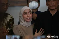 Foto Lesti Kejora Penuh Senyum di Preskon, Bersyukur Rizky Billar Sudah Akui Kesalahan dan Berharap Suami Segera Bertemu Anak