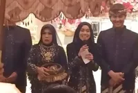 Foto Lesti Nyanyi di Resepsi Pernikahan Kakaknya, Rizky Billar Tersenyum Bangga