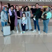 Foto Liburan Andhika Pratama & Ussy Sulistiawaty Boyong Anak dan Babysitter ke Australia, Tinggi Badan Elea Jadi Sorotan