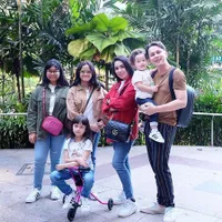Foto Liburan Awal Tahun, Ussy dan Andhika Ajak Anak ke Singapura