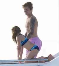 FOTO: Liburan di Pesiar Mewah, Justin Bieber Asyik 'Asuh' Adiknya