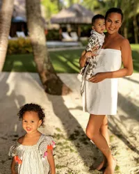 FOTO: Liburan Eksotis Chrissy Teigen & John Legend, Bikin Mupeng!