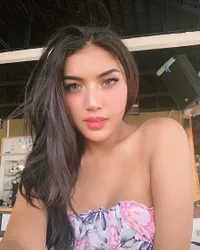FOTO: Liburan Eksotis, Millendaru Nikmati Senja - Pose Hot Pakai Baju Renang