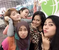 FOTO: Liburan Irma Dharmawangsa ke Thailand, Bak Pemandu Wisata