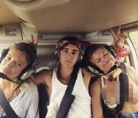 FOTO: Liburan, Justin Bieber Susuri Sungai Pakai Pelampung Pink