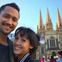 FOTO: Liburan ke Australia, Tora Sudiro & Istri Mesra Bak Pacaran