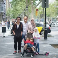FOTO Liburan ke Barcelona, Zaskia & Hanung Bawa Empat Anak Mereka