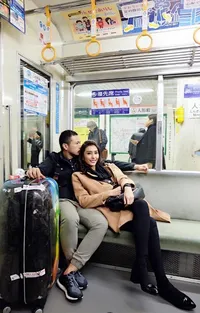 FOTO: Liburan ke Jepang, Tyas Mirasih & Kekasih Lengket Mesra