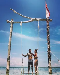 FOTO: Liburan ke Lombok, Irfan & Jennifer Bachdim Bak Bulan Madu