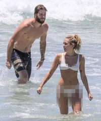 FOTO: Liburan, Miley Cyrus & Liam Hemsworth Seru-Seruan Main Air