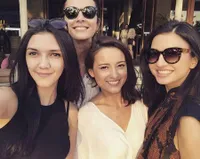 FOTO Liburan Para Dewi Cantik Raline Shah & Julie Estelle di Bali