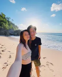 Foto Liburan Rasa Bulan Madu Kedua Fendy Chow dan Stella Cornelia, Maunya di Ranjang Terus