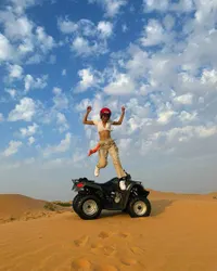 FOTO: Liburan Seru Bella Hadid & The Weeknd ke Abu Dhabi