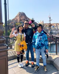 FOTO: Liburan Seru, Uya Kuya Ajak Keluarganya ke DisneySea Jepang