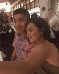 FOTO: Lolita Agustine & Pacar Tetap Mesra Meski Jarang 'Pamer'