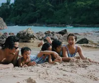 FOTO: Long Weekend Keluarga Sasono Pergi Ke Pantai, Seru!