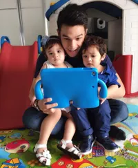 FOTO: Lucunya Anak Kembar Pengantin Jonathan Frizzy, Bikin Gemas!
