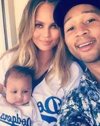 FOTO: Lucunya Baby Luna, Bayi Mungil John Legend & Chrissy Teigen