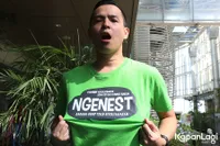 FOTO: Luncurkan 'NGENEST'. Ernest Prakasa Gandeng The Overtunes 