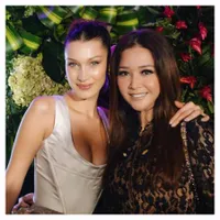 Foto Maia Estianty & Irwan Bareng Bella Hadid, Makan Nasi Bungkus