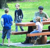 FOTO: Main Baseball Bareng Paman, Anak Jolie-Pitt Gembira