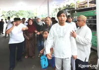 [FOTO] Makamkan Sang Ibu, Brian Sheila on 7 Menitikkan Air Mata